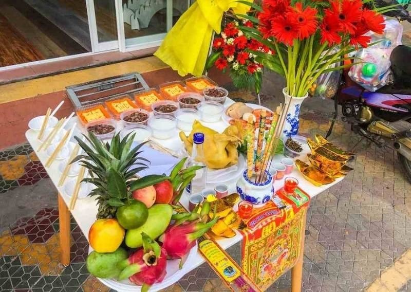 Chuẩn bị lễ vật đầy đủ khi cúng khai trương để mang lại sự trang trọng và may mắn